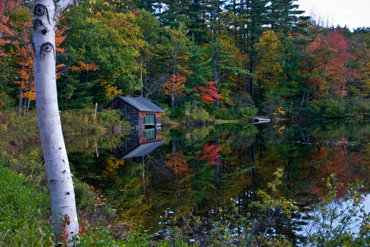 BOATHOUSE
(Route 16 - Chocorua, NH - 10/08/2009)