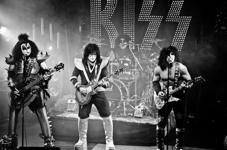 OLD SCHOOL KISS
(Cannery Music Hall - Southbridge, MA - 02/15/2014)
