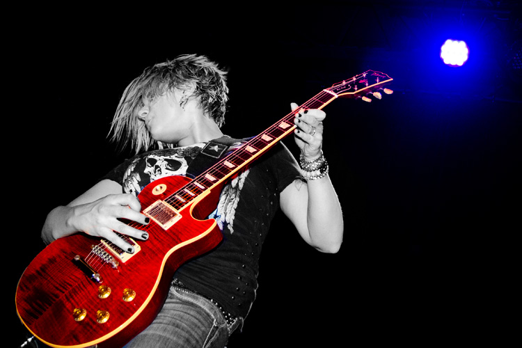 RED GUITAR
(Blue Ocean - Salisbury, MA - 03/29/2014)