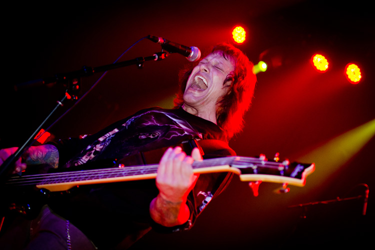 BELTING IT OUT
(Wally's - Hampton, NH - 11/02/2014)