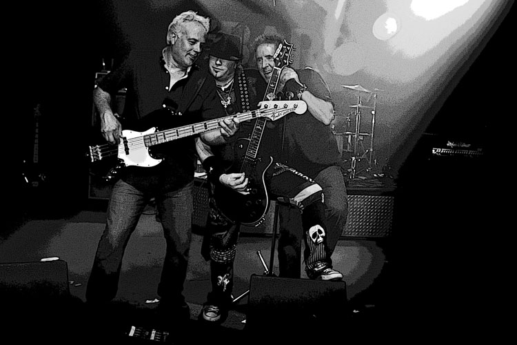 HAVING FUN
(Wally's - Hampton, NH - 06/27/2015)
