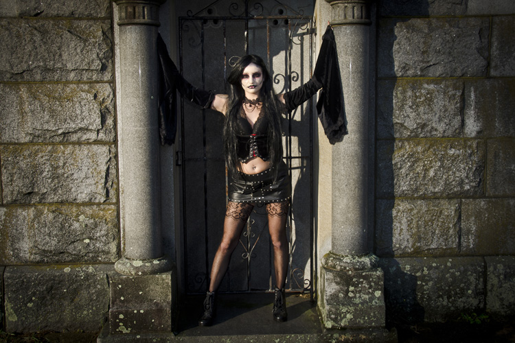 VAMPIRE COURTNEY
(St. Mary's Cemetery - Newburyport, MA - 10/22/2020)