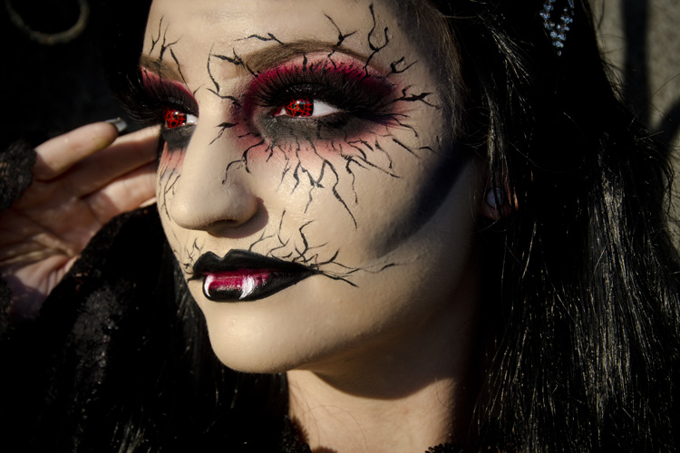 VAMPIRE COURTNEY
(St. Mary's Cemetery - Newburyport, MA - 10/22/2020)