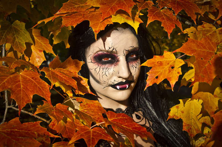 VAMPIRE COURTNEY
(Atkinson Common - Newburyport, MA - 10/22/2020)
