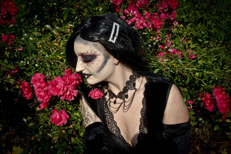 VAMPIRE COURTNEY
(Atkinson Common - Newburyport, MA - 10/22/2020)