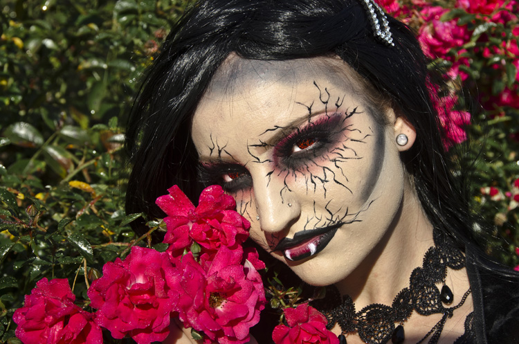 VAMPIRE COURTNEY
(Atkinson Common - Newburyport, MA - 10/22/2020)
