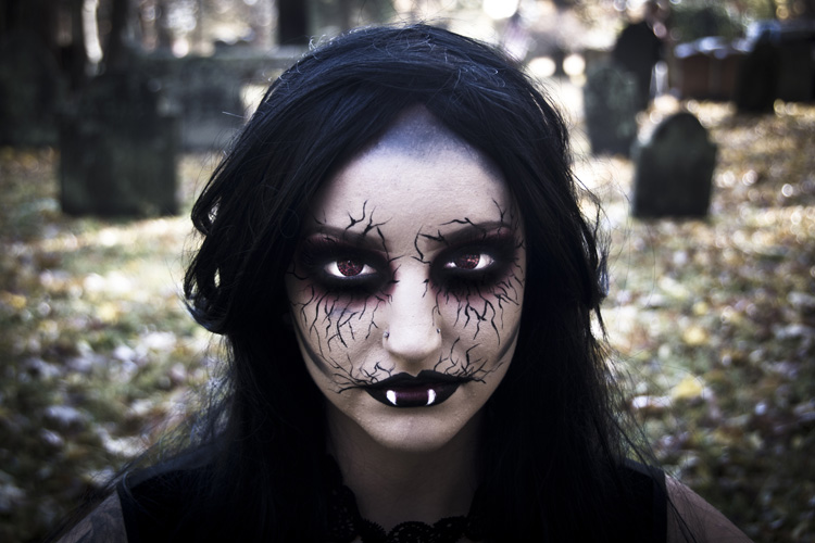 VAMPIRE COURTNEY
(Salisbury Cemetery - Salisbury, MA - 10/22/2020)
