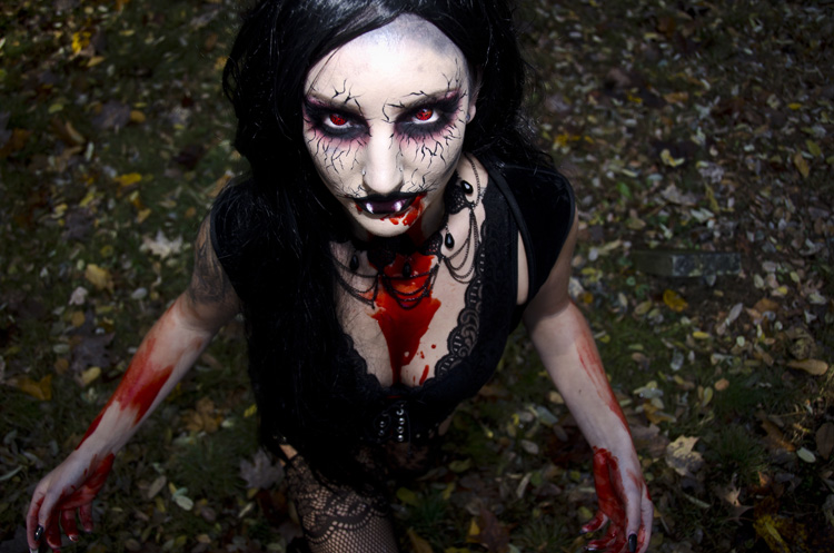 VAMPIRE COURTNEY
(Salisbury Cemetery - Salisbury, MA - 10/22/2020)