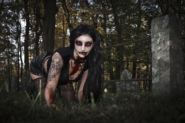 VAMPIRE COURTNEY
(Salisbury Cemetery - Salisbury, MA - 10/22/2020)