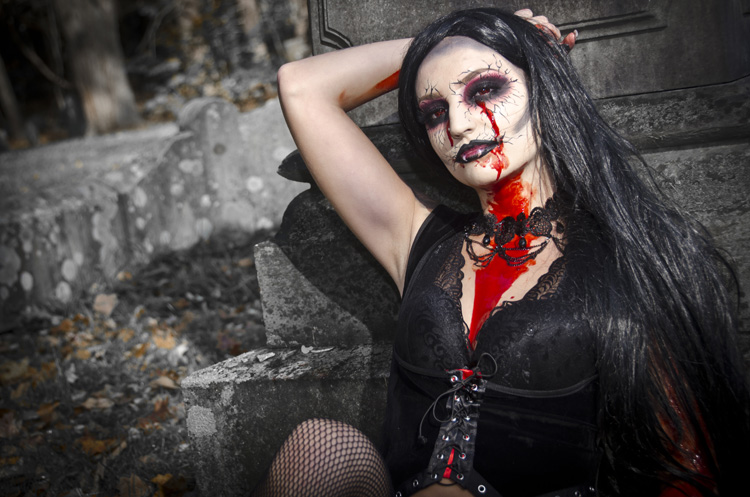 VAMPIRE COURTNEY
(Salisbury Cemetery - Salisbury, MA - 10/22/2020)